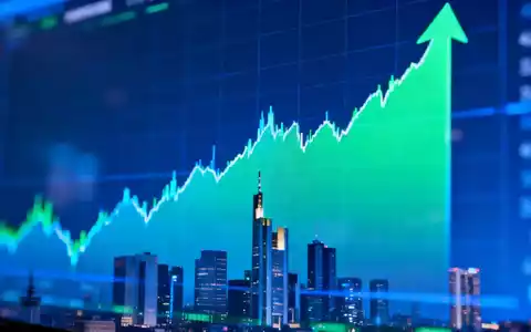 Ein stilisierter, aufsteigender Börsenkurs-Graph auf einem digitalen Display mit unscharfer Frankfurter Skyline im Vordergrund. - Foto: über boerse-global.de