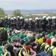 Eine Sitzblockade auf der Autobahn 71 - Polizisten umringen die Demonstranten. - Bild: Michael Reichel/dpa