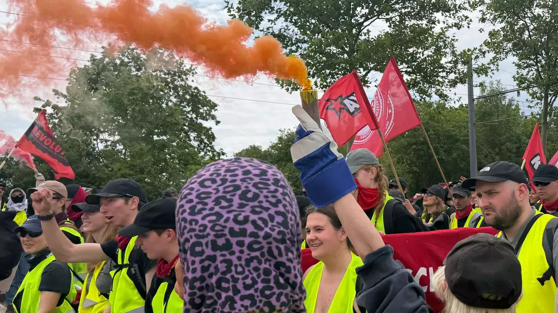 Demonstranten haben Rauchfackeln angezündet. - Bild: Sven Kaeuler/dpa