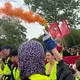 Demonstranten haben Rauchfackeln angezündet. - Bild: Sven Kaeuler/dpa