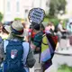 Eine Demonstrantin hält ein Schild von «Omas gegen Rechts» in die Höhe. - Bild: Heiko Rebsch/dpa