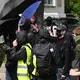 Vermummte ziehen durch Erfurt. Sie demonstrieren gegen den AfD-Bundesparteitag. - Bild: Heiko Rebsch/dpa