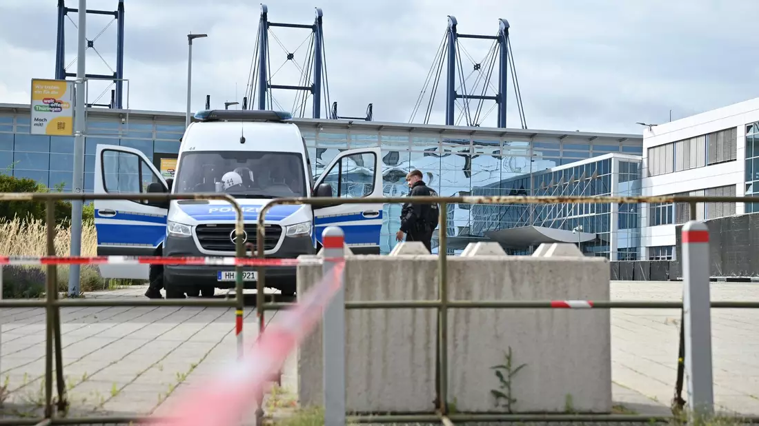 Ein Polizeifahrzeug steht vor der Messehalle in Erfurt. - Bild: Katharina Kausche/dpa
