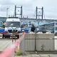 Ein Polizeifahrzeug steht vor der Messehalle in Erfurt. - Bild: Katharina Kausche/dpa