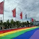 Eine übergroße Regenbogenfahne liegt ausgebreitet neben einer Kundgebung des DGB in Erfurt - Bild: Sarah Knorr/dpa