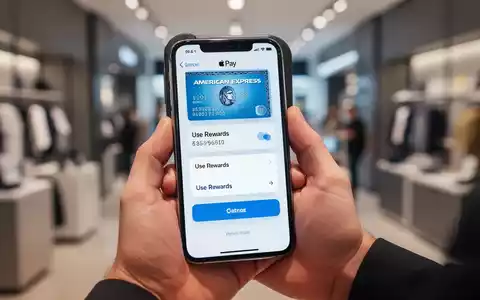Eine Hand hält ein iPhone mit Apple Pay-Oberfläche, American Express-Karte und 'Prämien nutzen'-Option im Einzelhandel. - Foto: über boerse-global.de
