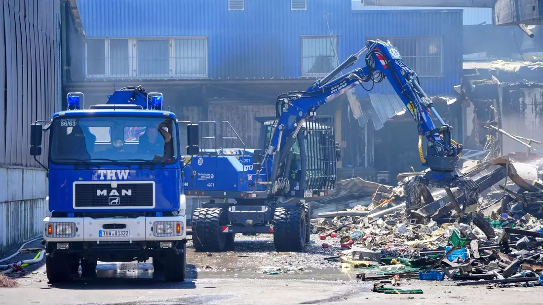 Einsatzkräfte des Technischen Hilfswerks (THW) beseitigen mit einem Bagger Schutt. - Bild: Enrique Kaczor/dpa