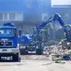 Einsatzkräfte des Technischen Hilfswerks (THW) beseitigen mit einem Bagger Schutt. - Bild: Enrique Kaczor/dpa
