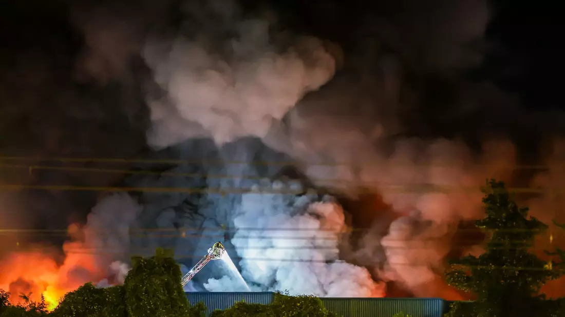 Einsatzkräfte der Feuerwehr bekämpfen den Brand auf dem Stuttgarter Großmarkt. - Bild: Christoph Schmidt/dpa