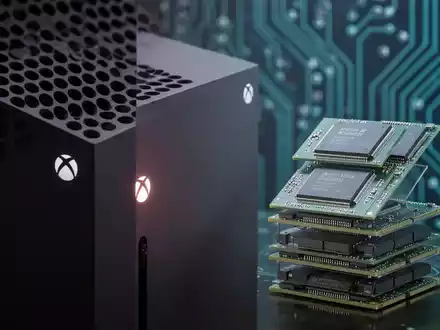 Xbox Series X Konsole neben Computer-Speicherchips und -Modulen, die gestiegene Hardwarekosten für Unterhaltungselektronik darstellen. - Foto: über boerse-global.de