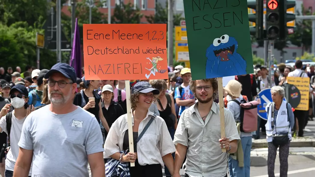 Zehntausende sind in Erfurt auf der Straße, um gegen den AfD-Bundesparteitag zu demonstrieren. - Bild: Heiko Rebsch/dpa