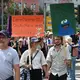 Zehntausende sind in Erfurt auf der Straße, um gegen den AfD-Bundesparteitag zu demonstrieren. - Bild: Heiko Rebsch/dpa
