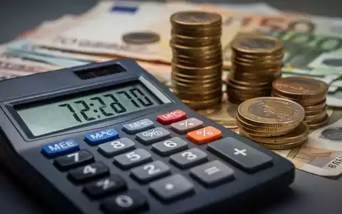 Ein Taschenrechner zeigt Zahlen, im Hintergrund verschwommen Euro-Münzen und Geldscheine. Symbolisiert Kosten und Steuern bei Minijobs. - Foto: über boerse-global.de