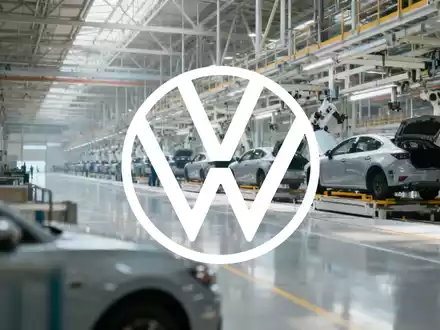 Eine abstrakte, atmosphärische Darstellung der Automobilindustrie mit einem Fokus auf Beschäftigung und Produktion. - Foto: über boerse-global.de