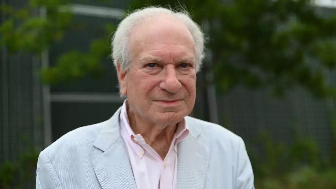 «Haltet den Namen Simson aus der Politik heraus», forderte Dennis Baum auf dem Messegelände. - Bild: Simon Kremer/dpa