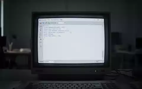 Nahaufnahme eines Retro-Computermonitors mit einem minimalistischen Texteditor, weiße Schrift auf dunklem Hintergrund. - Foto: über boerse-global.de