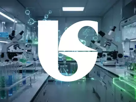 Abstrakte, atmosphärische Darstellung des Biotechnologiesektors in einem sterilen Laborumfeld mit blauen und grünen Lichtern. - Foto: über boerse-global.de