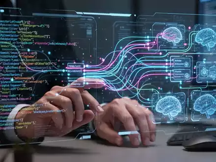 Entwicklerhände interagieren mit holografischer Oberfläche, die abstrakte Codeflüsse und KI-generierte Module zeigt. - Foto: über boerse-global.de