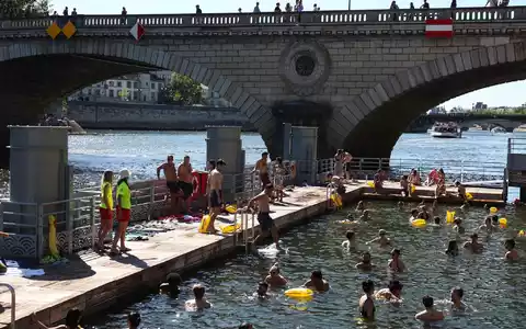 Die Freibäder in der Seine in Paris waren im vergangenen Jahr ein voller Erfolg. - Foto: Romain Perrocheau/AFP/dpa