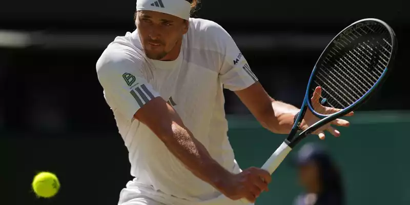 Alexander Zverev stellt mit dem Erreichen des Achtelfinals sein bestes Wimbledon-Resultat ein. - Foto: Kirsty Wigglesworth/AP/dpa