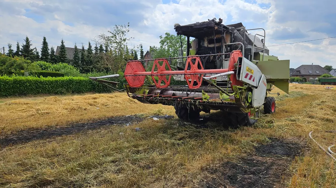 FW Xanten: Brand einer Erntemaschine in Marienbaum - Bild: presseportal.de