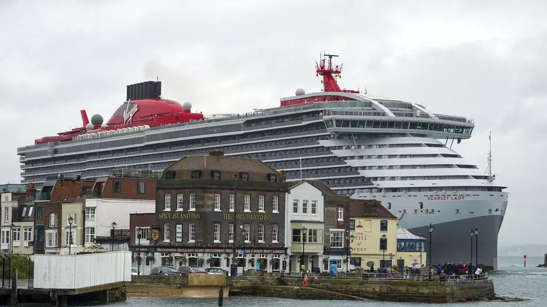 Es komme «absolut nicht infrage», dass das Schiff «Scarlet Lady» im Hafen von Ku?adas? anlege, erklärte das Gouverneursamt der westtürkischen Provinz Ayd?n. (Archivbild) - Bild: Steve Parsons/PA Wire/dpa