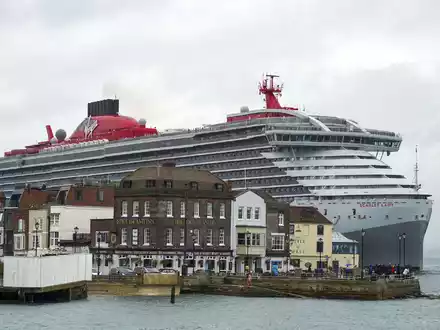 Es komme «absolut nicht infrage», dass das Schiff «Scarlet Lady» im Hafen von Ku?adas? anlege, erklärte das Gouverneursamt der westtürkischen Provinz Ayd?n. (Archivbild) - Foto: Steve Parsons/PA Wire/dpa