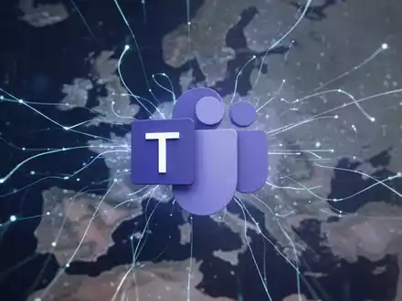Microsoft Teams-Logo umgeben von leuchtenden Datenlinien, mit unscharfer Europakarte im Hintergrund, symbolisiert Datensouveränität. - Foto: über boerse-global.de