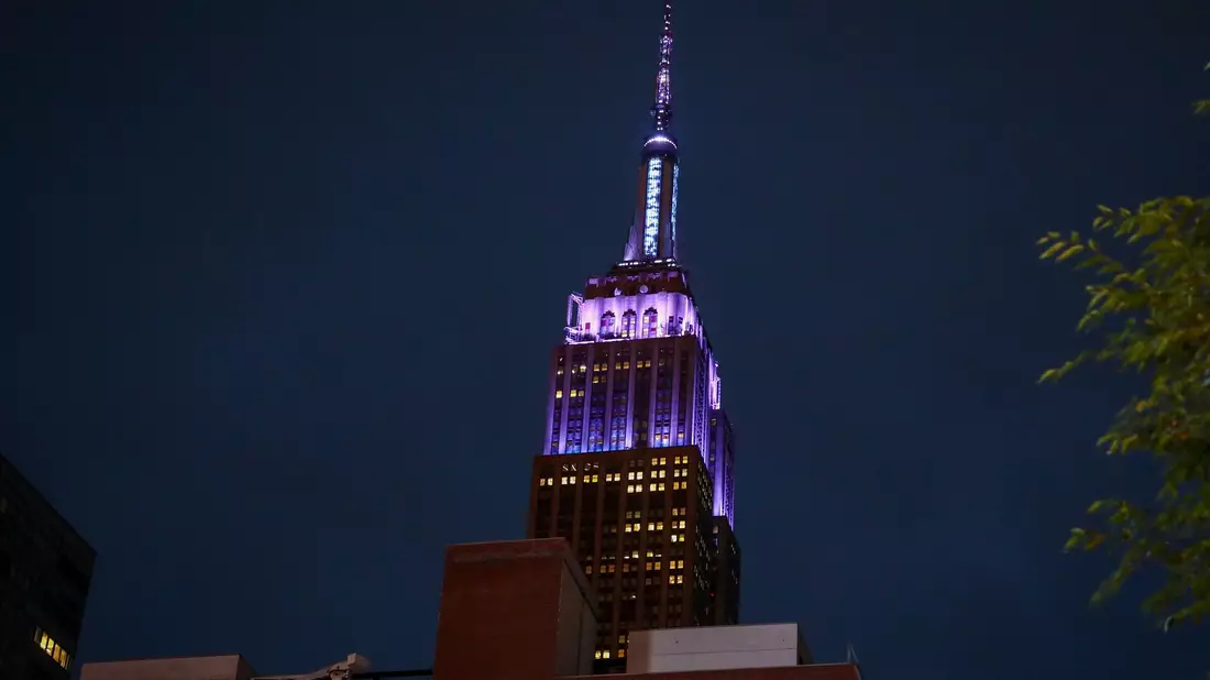 Auch das Empire State Building glitzerte den Betreibern zufolge zur Feier der Hochzeit. - Bild: Andy Kropa/Invision/AP/dpa