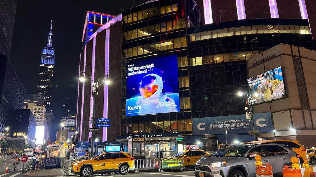 Die Swift-Kelce-Sause lief komplett hinter den Betonmauern des Madison Square Gardens ab. - Bild: Christina Horsten/dpa