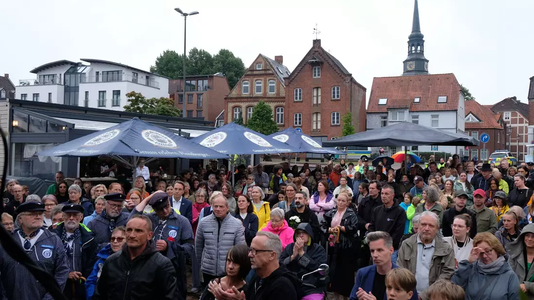 In Stade versammelten sich viele Menschen zu einem stillen Trauermarsch.  - Bild: Carsten Neff/dpa