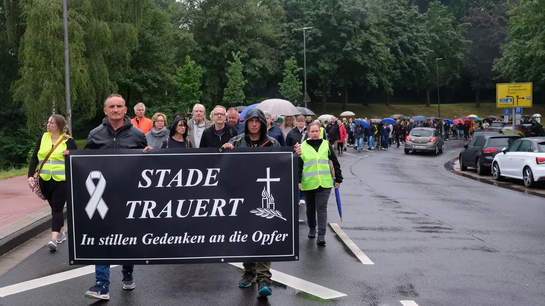 In Stade nahmen viele Menschen an einem Trauermarsch teil, um der Opfer in der Jugendhilfeeinrichtung zu gedenken. - Bild: Carsten Neff/dpa