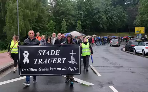 In Stade nahmen viele Menschen an einem Trauermarsch teil, um der Opfer in der Jugendhilfeeinrichtung zu gedenken. - Foto: Carsten Neff/dpa