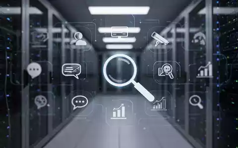 Eine verschwommene digitale Benutzeroberfläche mit Kommunikationssymbolen, überlagert von einer Lupe in einem dunklen Serverraum. - Foto: über boerse-global.de