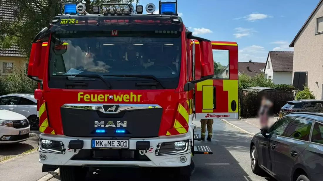 FW Menden: Brennende Thuja-Hecke schnell gelöscht - Bild: presseportal.de