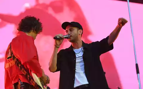 Auf seinem Konzert sagte Clueso: «Es ist keine Selbstverständlichkeit, dass ihr hier seid. Lasst uns einfach zeigen, was Musik kann, im Herzen der Stadt, in Erfurt City.» - Foto: Heiko Rebsch/dpa