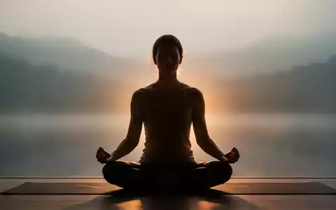 Eine Person sitzt in meditativer Pose, umgeben von sanftem Licht, das Ruhe und Achtsamkeit symbolisiert. - Foto: über boerse-global.de