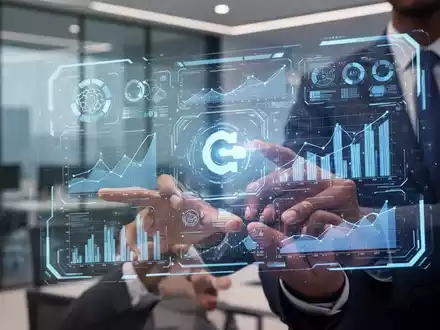 Holografische Schnittstelle mit KI-Daten, Grafiken und dezentem Microsoft Copilot-Logo, bedient von einem Geschäftsmann. - Foto: über boerse-global.de
