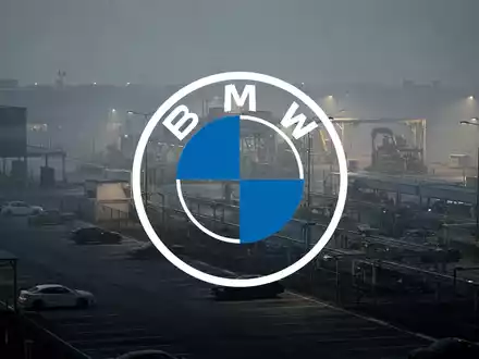 Eine abstrakte, atmosphärische Szene, die die Automobilindustrie darstellt, mit einer gedämpften und rückläufigen Marktstimmung. - Foto: über boerse-global.de
