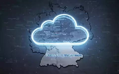 Leuchtendes, abstraktes digitales Wolkensymbol mit sichtbarem Code über einer Deutschlandkarte mit hervorgehobenem Mecklenburg-Vorpommern. - Foto: über boerse-global.de