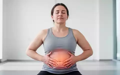 Eine Person führt eine Zwerchfellatmungsübung durch, mit den Händen auf dem Bauch, friedlicher Ausdruck. - Foto: über boerse-global.de