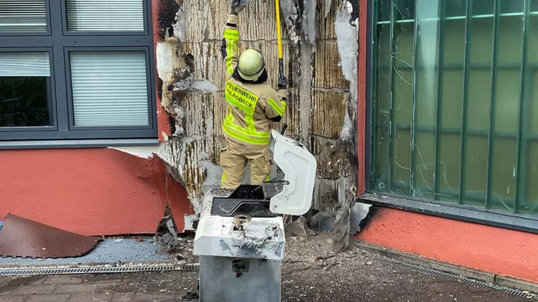 FW-GLA: Verpuffung an Gasgrill - Eine schwer verletzte Person und Fassadenbrand bei Gewerbebetrieb - Bild: presseportal.de
