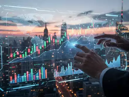 Digitales Interface mit Finanzdiagrammen und -grafiken, Hände interagieren mit holografischem Bildschirm in modernem Finanzumfeld. - Foto: über boerse-global.de