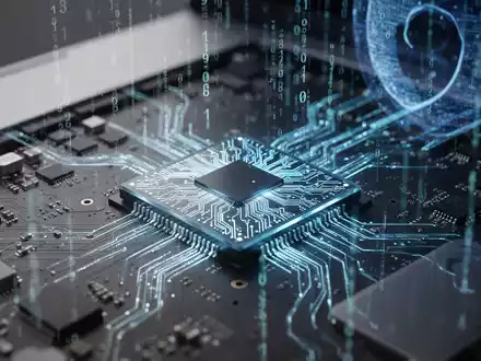 Nahaufnahme einer Laptop-Hauptplatine mit einem integrierten, leuchtenden SSD-Chip und abstrakten digitalen Datenströmen. - Foto: über boerse-global.de
