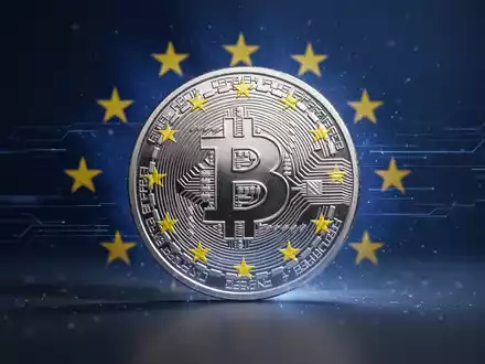 Digitale Stablecoin mit EU-Flagge im Hintergrund, symbolisiert neue Regulierungen und Delisting von Kryptowährungen. - Foto: über boerse-global.de