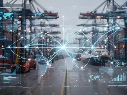 Eine digitale Darstellung eines komplexen Logistiknetzwerks mit Routen und Datenpunkten vor einem verschwommenen Lagerhintergrund. - Foto: über boerse-global.de