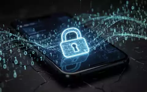 Leuchtendes digitales Vorhängeschloss-Symbol auf Smartphone-Bildschirm, mit Binärcode im Hintergrund, symbolisiert Android-Sicherheit. - Foto: über boerse-global.de