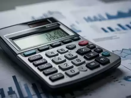 Ein Finanzrechner mit Zahlen auf dem Display, im Hintergrund verschwommene Dokumente und Diagramme, die Unternehmensbewertung symbolisieren. - Foto: über boerse-global.de