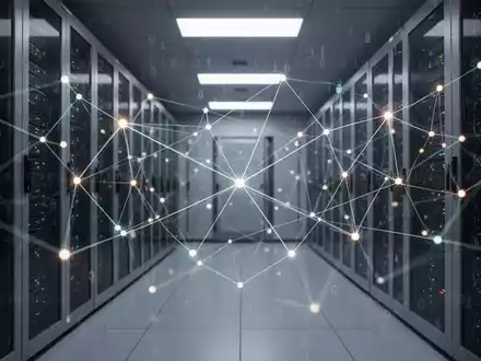 Abstraktes Netzwerk aus leuchtenden Datenpunkten und Linien mit Binärcode über einem Serverraum, das digitale Souveränität symbolisiert. - Foto: über boerse-global.de