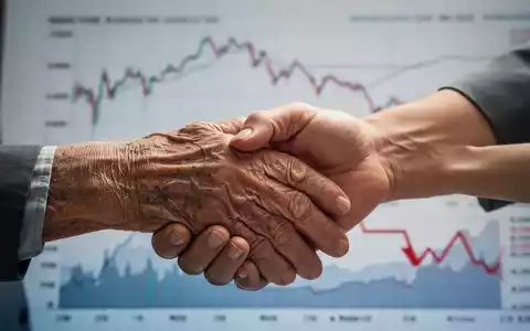 Eine junge Hand hält die Hand einer älteren Person, im Hintergrund unscharfe Finanzdiagramme, die Herausforderungen in der Pflegefinanzierung symbolisieren. - Foto: über boerse-global.de